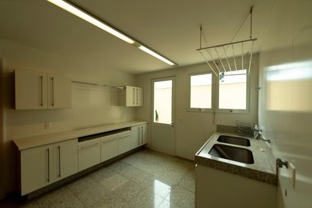 Casa de condomínio à venda com 880m², 7 quartos e 8 vagas Casa de condomínio à venda com 880m², 7 quartos e 8 vagasÁrea de Serviço