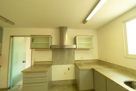 Casa de condomínio à venda com 880m², 7 quartos e 8 vagas Casa de condomínio à venda com 880m², 7 quartos e 8 vagasCozinha