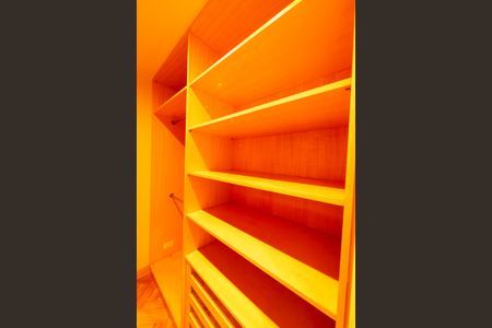 Casa de condomínio à venda com 880m², 7 quartos e 8 vagas Casa de condomínio à venda com 880m², 7 quartos e 8 vagasCloset da Suíte 3