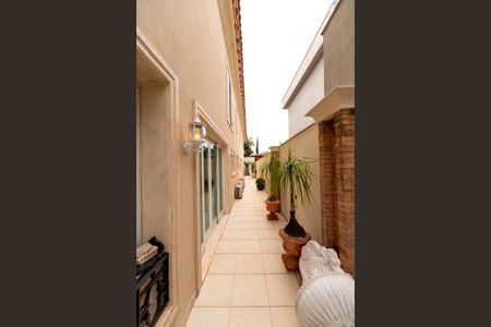 Casa de condomínio à venda com 880m², 7 quartos e 8 vagas Casa de condomínio à venda com 880m², 7 quartos e 8 vagasCorredor lateral de serviço