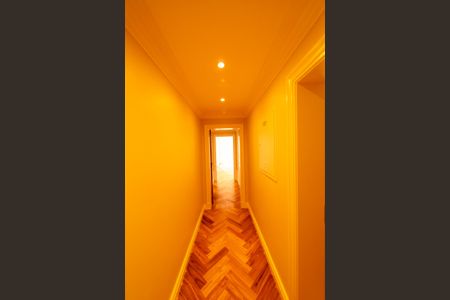 Casa de condomínio à venda com 880m², 7 quartos e 8 vagas Casa de condomínio à venda com 880m², 7 quartos e 8 vagasCorredor