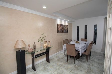 Casa à venda com 250m², 4 quartos e 2 vagasSala