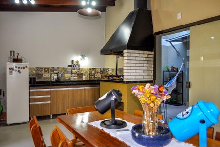 Casa de condomínio à venda com 219m², 4 quartos e 2 vagasEdícula