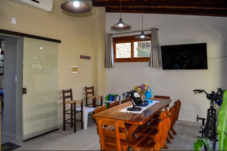 Casa de condomínio à venda com 219m², 4 quartos e 2 vagasEdícula