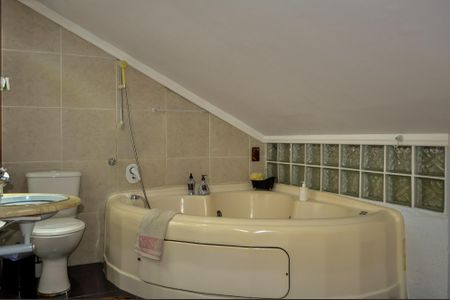 Casa de condomínio à venda com 219m², 4 quartos e 2 vagasBanheiro da Suíte 1