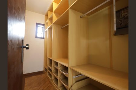 Casa à venda com 286m², 4 quartos e 3 vagasCloset da suíte
