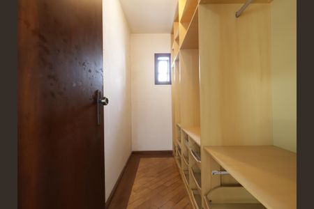 Casa à venda com 286m², 4 quartos e 3 vagasCloset da suíte