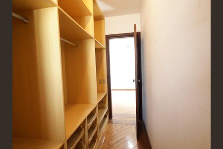 Casa à venda com 286m², 4 quartos e 3 vagasCloset da suíte