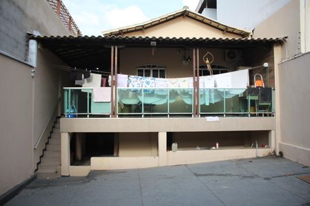 Casa à venda com 315m², 3 quartos e 3 vagasFrente 