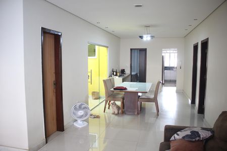 Casa à venda com 315m², 3 quartos e 3 vagasSala