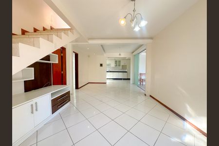 Casa para alugar com 200m², 3 quartos e 2 vagasSala