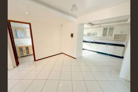 Casa para alugar com 200m², 3 quartos e 2 vagasSala