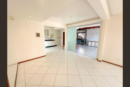 Casa para alugar com 200m², 3 quartos e 2 vagasSala