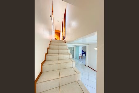 Casa para alugar com 200m², 3 quartos e 2 vagasEscada