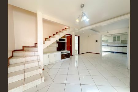 Casa para alugar com 200m², 3 quartos e 2 vagasSala