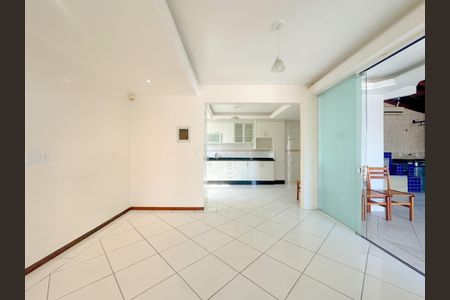 Casa para alugar com 200m², 3 quartos e 2 vagasSala