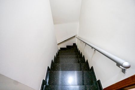 Casa à venda com 160m², 3 quartos e 2 vagas Casa à venda com 160m², 3 quartos e 2 vagasEscada