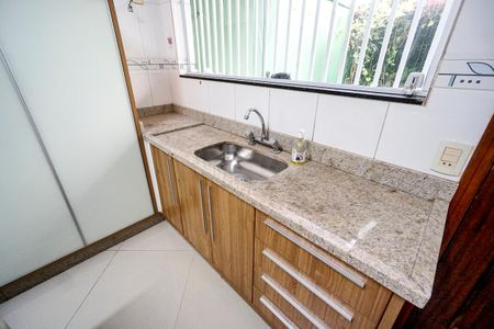 Casa à venda com 160m², 3 quartos e 2 vagas Casa à venda com 160m², 3 quartos e 2 vagasCozinha