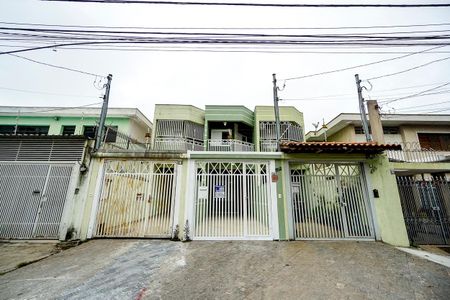 Casa à venda com 160m², 3 quartos e 2 vagas Casa à venda com 160m², 3 quartos e 2 vagasFachada