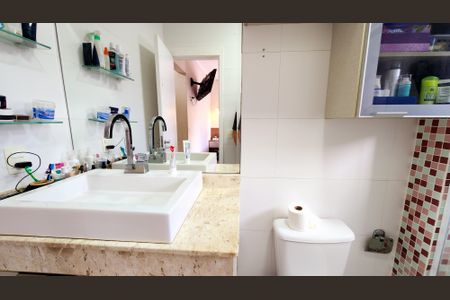 Casa de condomínio à venda com 128m², 3 quartos e 2 vagasBanheiro da Suíte