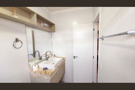 Casa de condomínio à venda com 128m², 3 quartos e 2 vagasBanheiro