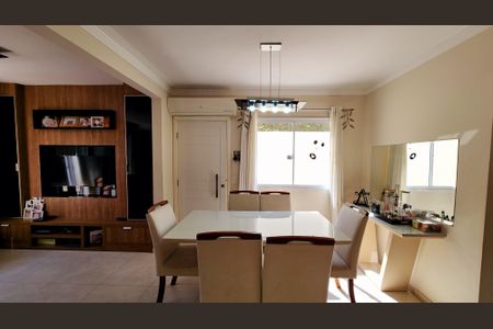 Casa de condomínio à venda com 128m², 3 quartos e 2 vagasSala