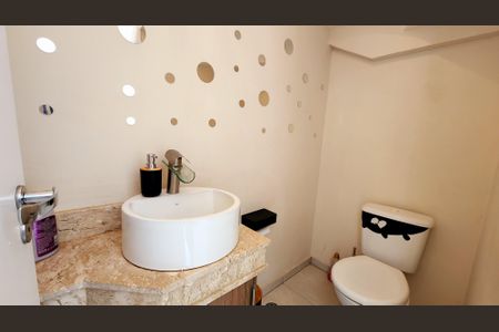 Casa de condomínio à venda com 128m², 3 quartos e 2 vagasLavabo