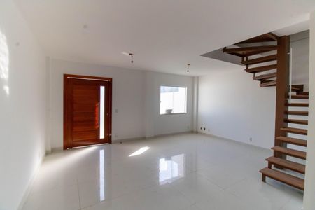 Casa à venda com 112m², 3 quartos e 4 vagasSala