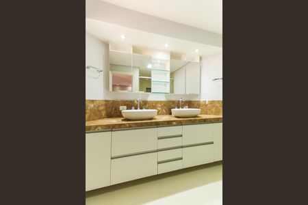 Apartamento à venda com 190m², 4 quartos e 3 vagasBanheiro da Suíte 4