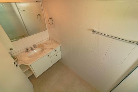Apartamento para alugar com 193m², 3 quartos e 3 vagas Apartamento para alugar com 193m², 3 quartos e 3 vagasBanheiro da Suíte 1