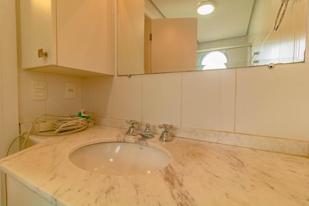 Apartamento para alugar com 193m², 3 quartos e 3 vagas Apartamento para alugar com 193m², 3 quartos e 3 vagasBanheiro da Suíte 1