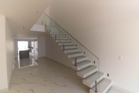 Sala de casa à venda com 4 quartos, 240m² em Itaipu, Niterói