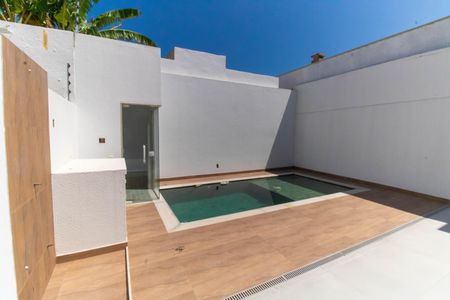 Casa à venda com 240m², 4 quartos e 2 vagas Casa à venda com 240m², 4 quartos e 2 vagasÁrea externa