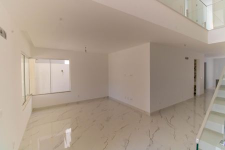 Sala de casa à venda com 4 quartos, 240m² em Itaipu, Niterói