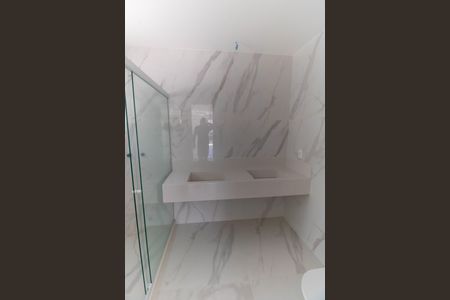 Casa à venda com 240m², 4 quartos e 2 vagas Casa à venda com 240m², 4 quartos e 2 vagasBanheiro da Suíte 1