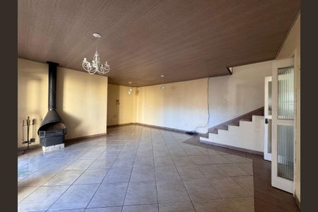 Casa à venda com 262m², 4 quartos e 4 vagasSala