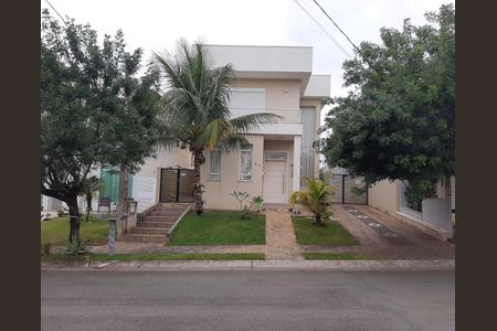 Casa de condomínio à venda com 218m², 3 quartos e 5 vagasFoto 01