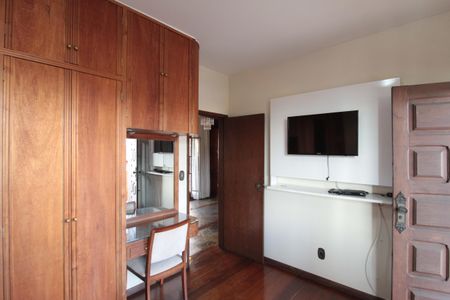 Casa à venda com 380m², 4 quartos e 6 vagasSuíte 2