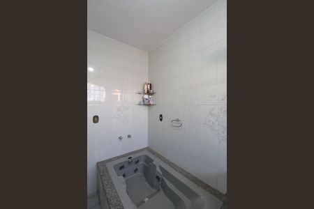 Casa à venda com 380m², 4 quartos e 6 vagasBanheiro da Suíte 2