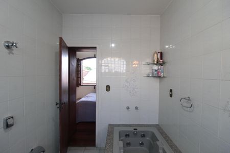 Casa à venda com 380m², 4 quartos e 6 vagasBanheiro da Suíte 2