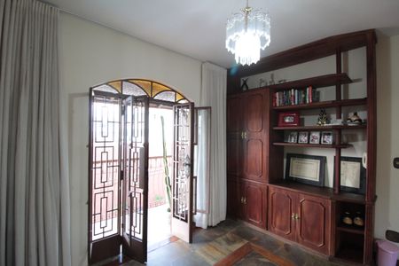 Casa à venda com 380m², 4 quartos e 6 vagasHall dos Quartos