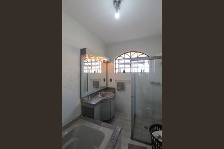 Casa à venda com 380m², 4 quartos e 6 vagasBanheiro da Suíte 2