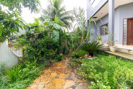 Casa à venda com 210m², 4 quartos e 2 vagas Casa à venda com 210m², 4 quartos e 2 vagasÁrea externa