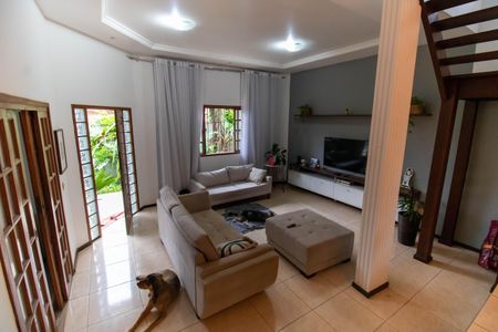 Casa à venda com 210m², 4 quartos e 2 vagas Casa à venda com 210m², 4 quartos e 2 vagasSala