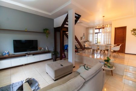 Casa à venda com 210m², 4 quartos e 2 vagas Casa à venda com 210m², 4 quartos e 2 vagasSala