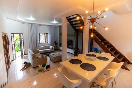 Casa à venda com 210m², 4 quartos e 2 vagas Casa à venda com 210m², 4 quartos e 2 vagasSala