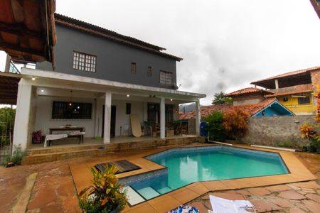 Casa à venda com 210m², 4 quartos e 2 vagas Casa à venda com 210m², 4 quartos e 2 vagasÁrea externa