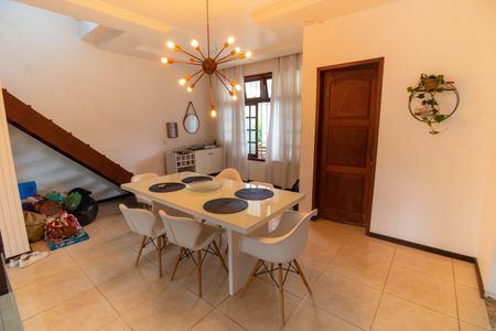 Casa à venda com 210m², 4 quartos e 2 vagas Casa à venda com 210m², 4 quartos e 2 vagasSala