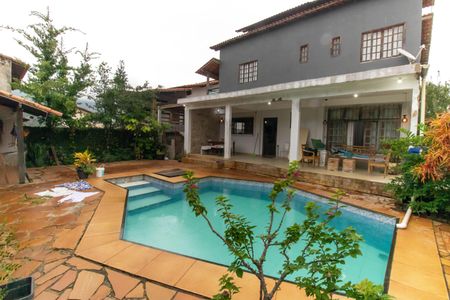 Casa à venda com 210m², 4 quartos e 2 vagas Casa à venda com 210m², 4 quartos e 2 vagasÁrea externa