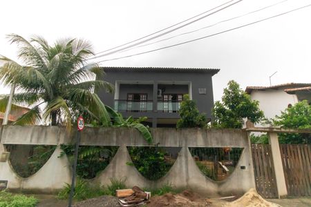 Casa à venda com 210m², 4 quartos e 2 vagas Casa à venda com 210m², 4 quartos e 2 vagasFachada